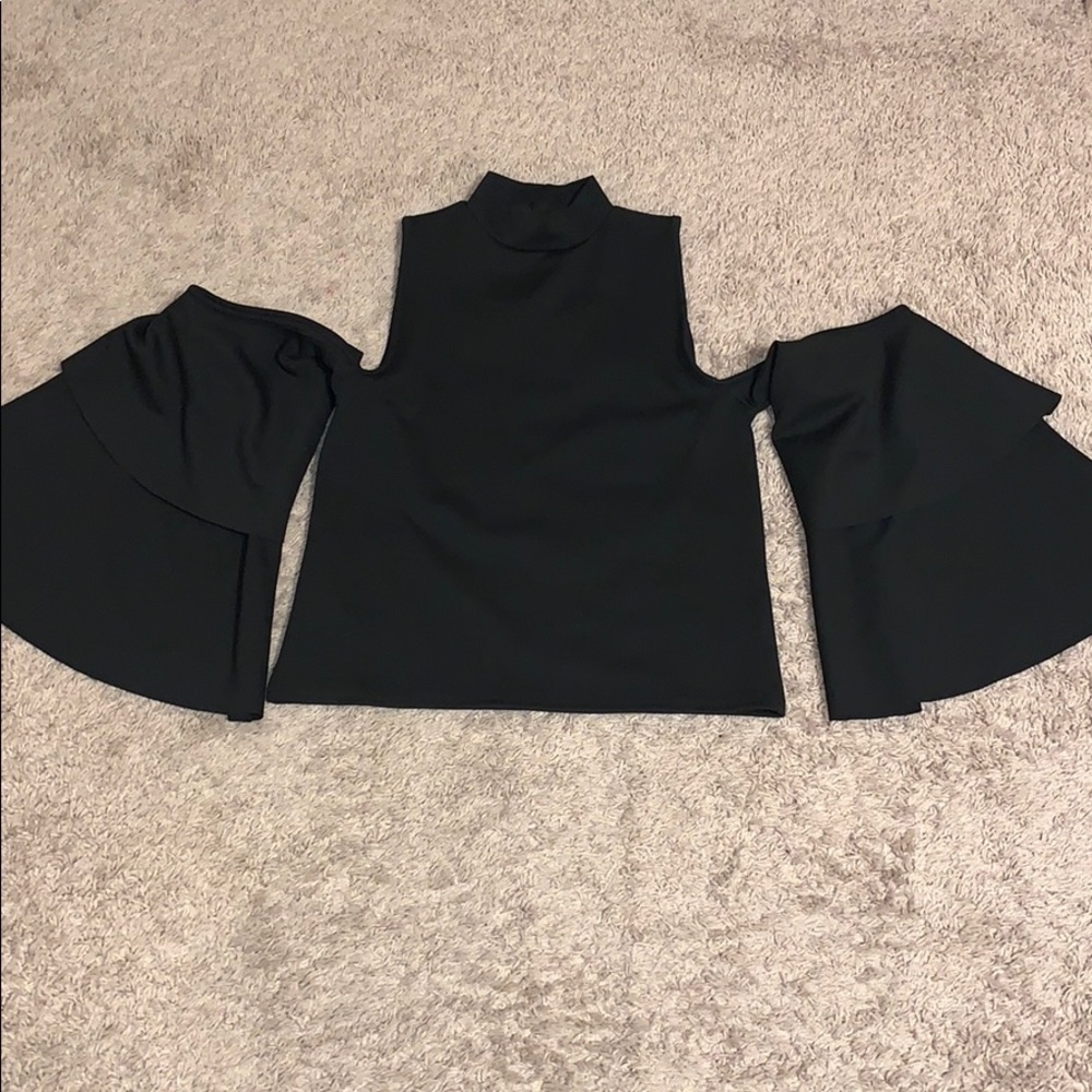 NWT- boohoo open shoulder bell sleeve top